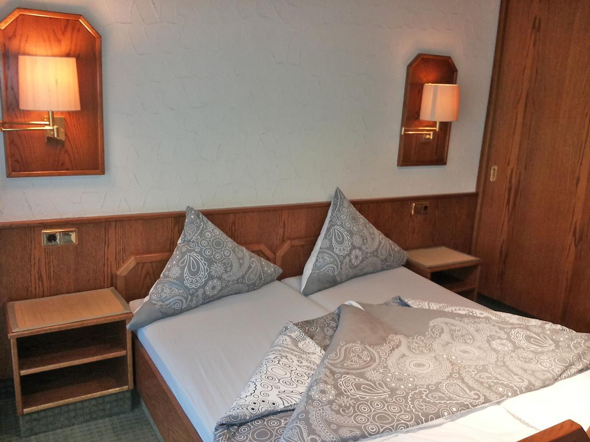 Weigands Hotel Peter Reinhardshagen Room photo